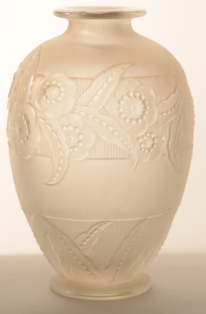 Sabino — Un vase art deco en verre moule, probablement des annees 20, en bon etat