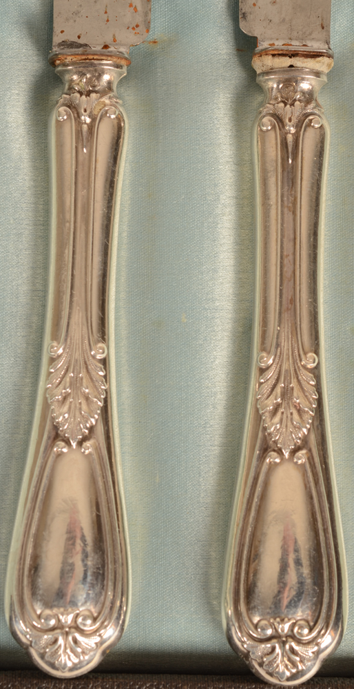 French entree knives in silver and steel — Detail of the silver handles