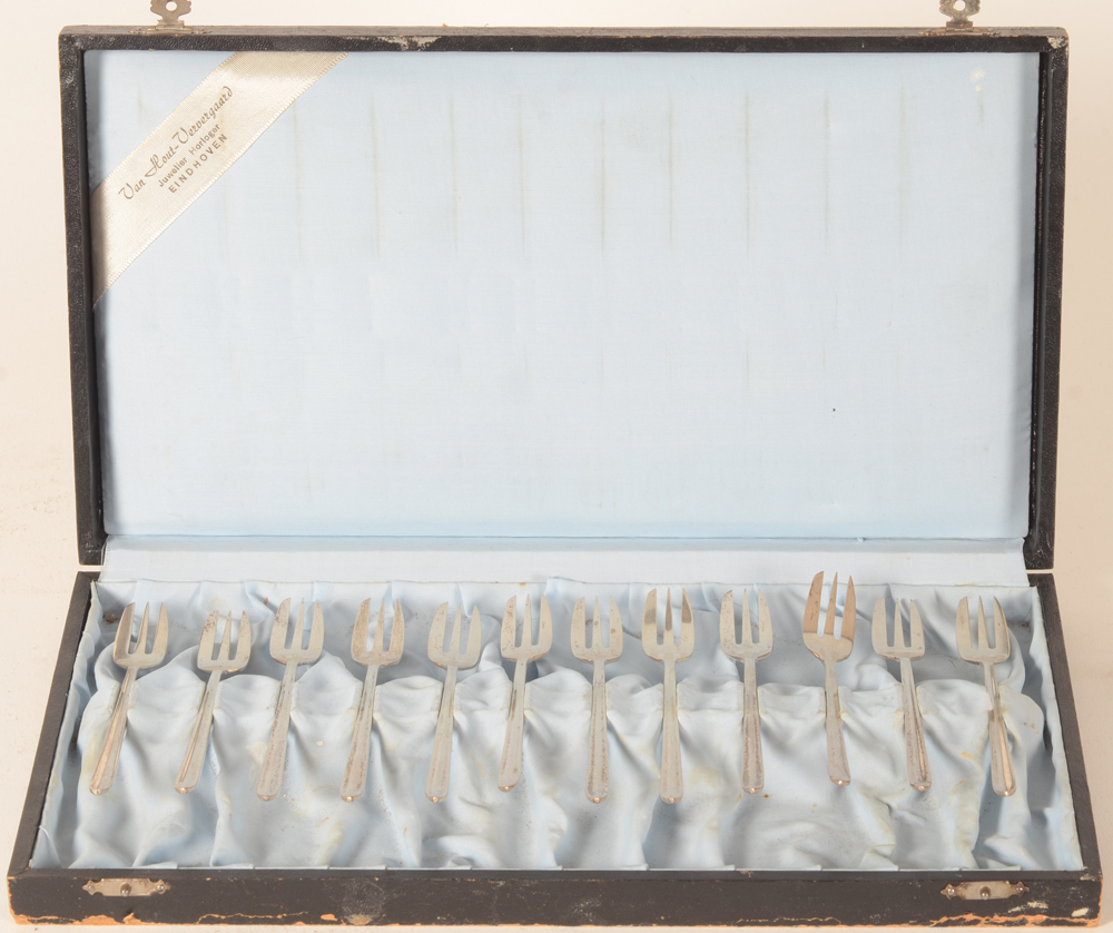 NV Zilverfabriek Voorschoten — A complete set of 12 silver art deco cake forks