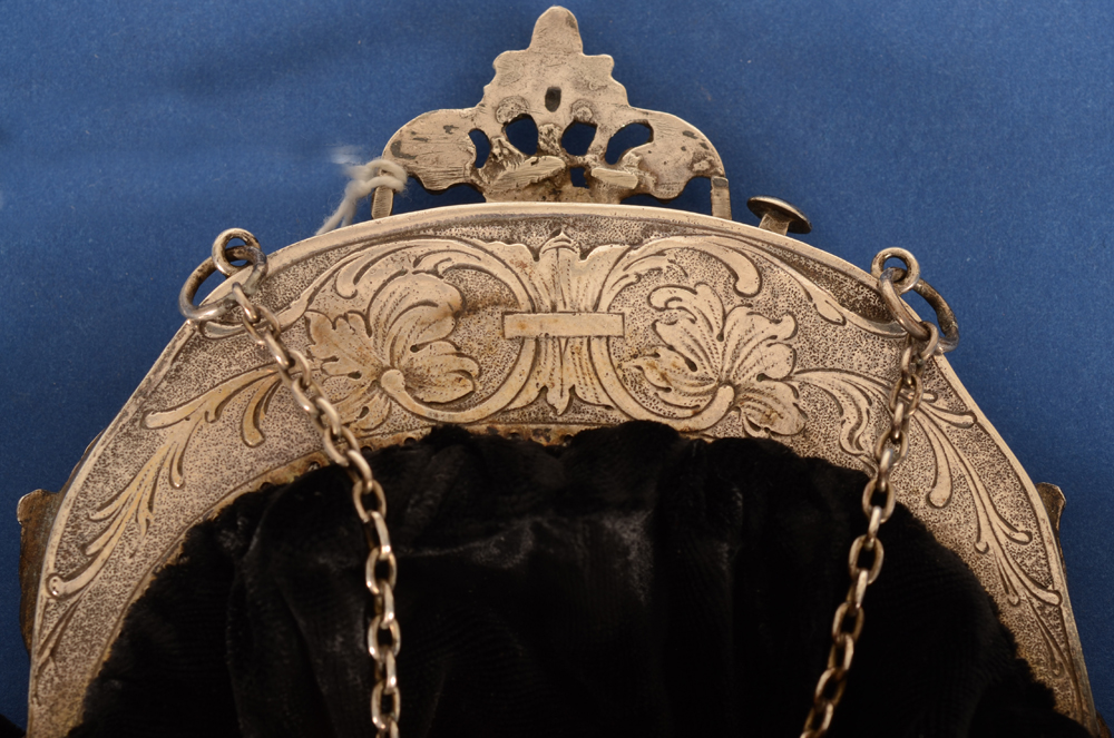 Silver and textile purse — Back of the silver mount, with an elegant engraving