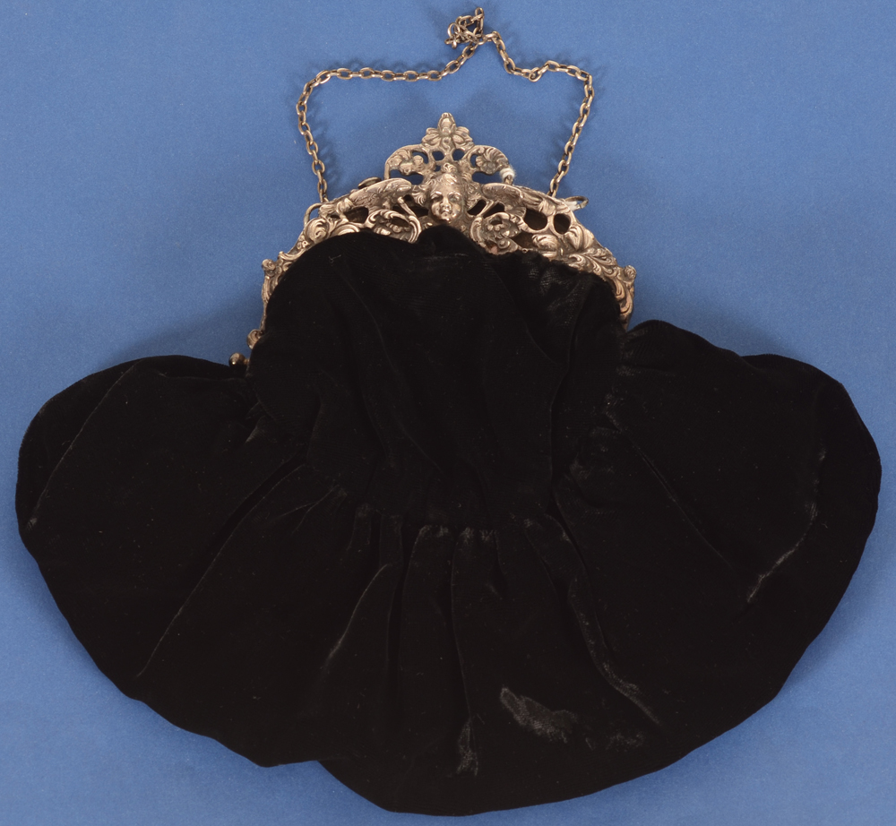 Silver and textile purse — Petite sacoche en argent et velours noir, 19me