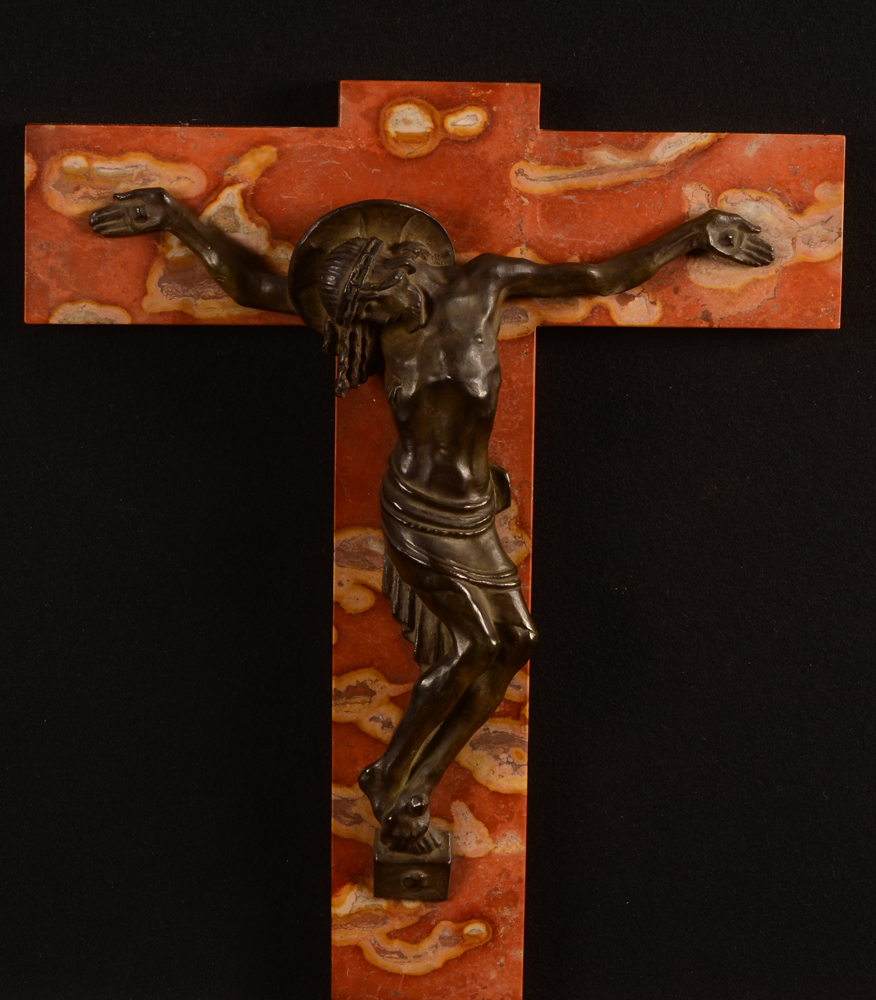 Oscar Sinia — attribué à, Christ en bronze patiné sur croix en onyx, probalement fin des années vingt, non signé.