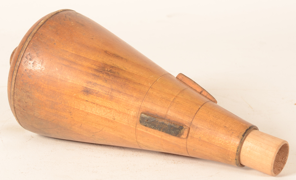 Sourdinne — Une sourdinne en bois, probablement belge, 1re motie du 20 siecle