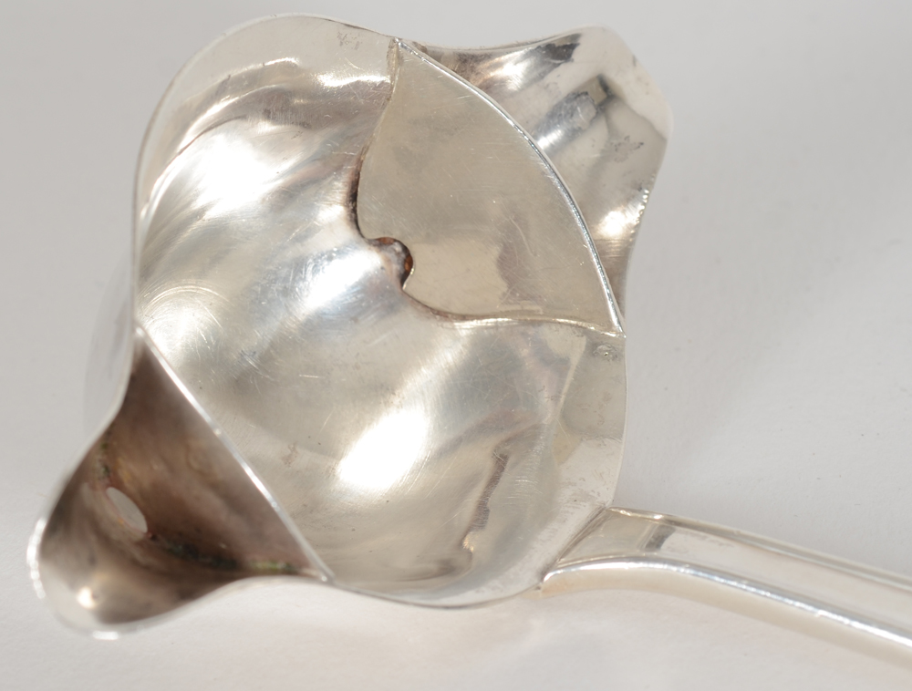Delheid Frères a rare silver art deco sauce ladle of the model 42 — Detail of the bowl
