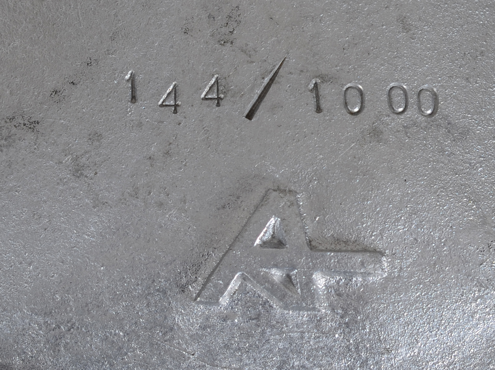 César — Justification on the bottom of the base