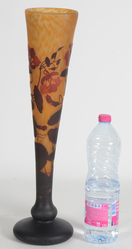 Daum Nancy — Size of the vase compared to a 1,5 litre bottle