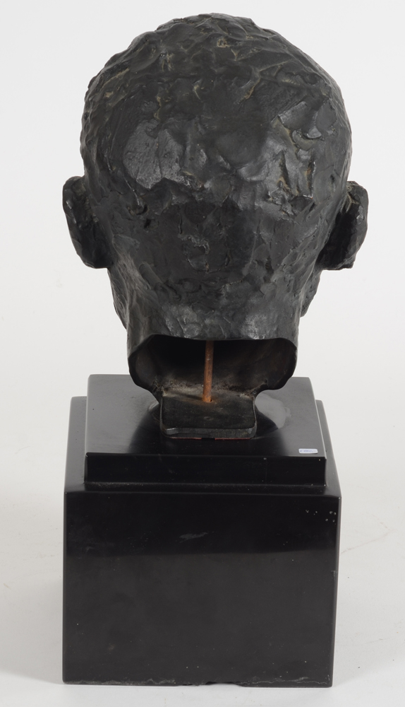 Henri Puvrez Portrait of the sculptor Oscar Jespers in bronze — Back of the sculpture