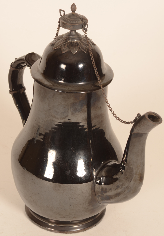 Terre de Namur coffee pot — The lid attached to the body with chains