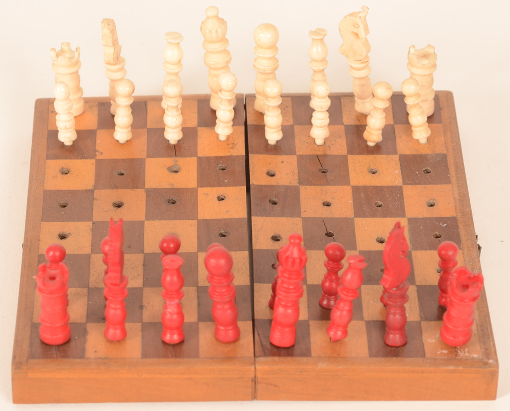 Travel chess set — Echiquier de voyage, en bois et os, 1er quart du 20me siècle