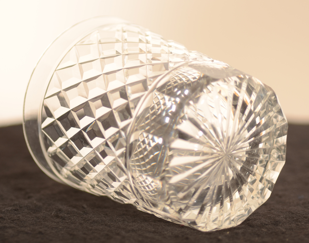 Crystal whiskey glass 104 mm — taille diamant, côtes plates vers le bas et en étoile en dessous