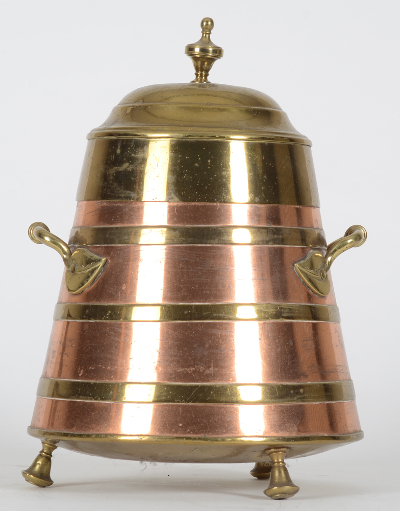 A Dutch Arts and Crafts 'Doofpot' or Ashes box, ca. 1900 — Récipient pour les cendres, en cuivre et laiton, ca. 1900