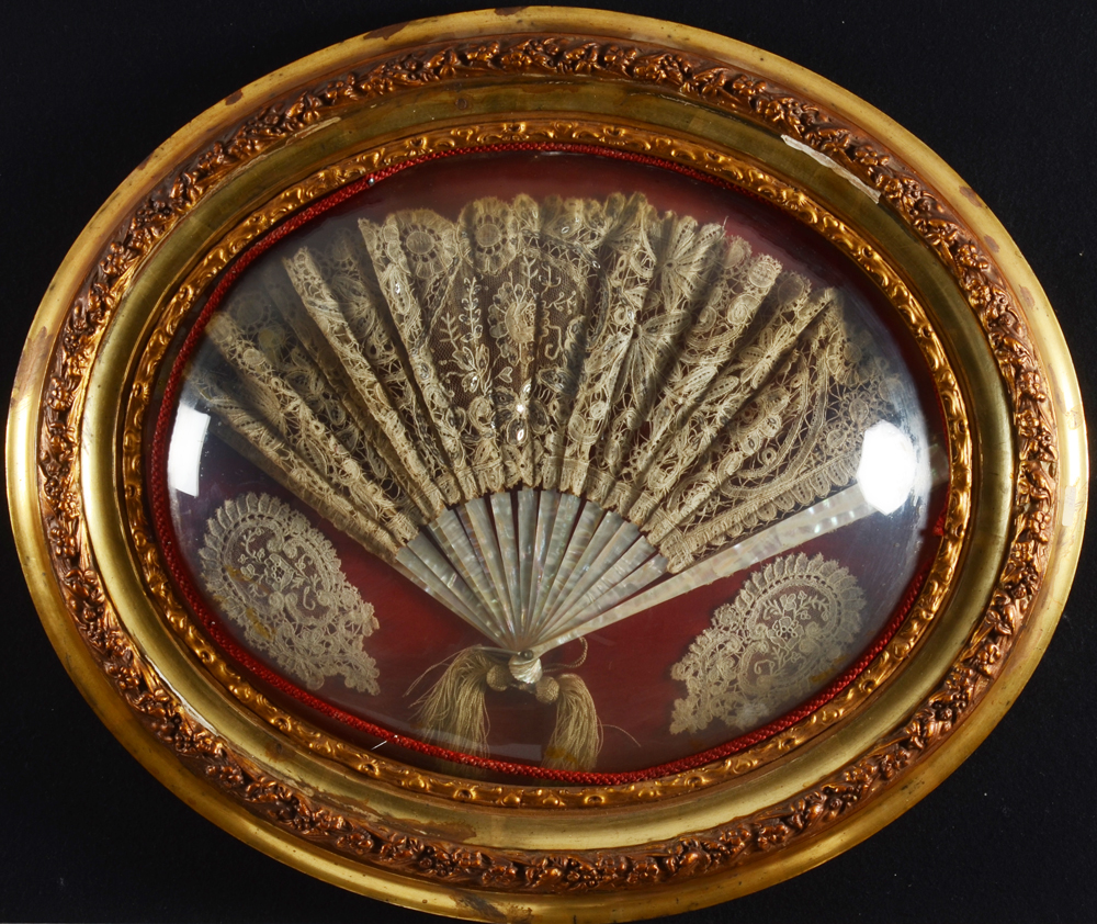 A Victorian lace and mother-of-pearl fan  — Eventail en dentelle et nacre dans un cadre oval