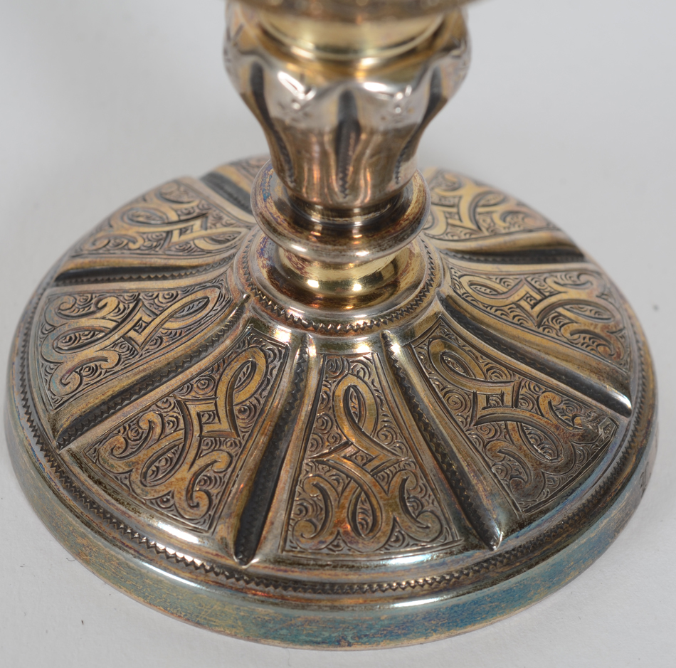 A historismus cut drinking glass with silver gilt base, France, ca. 1900 — Detail of the engraved base