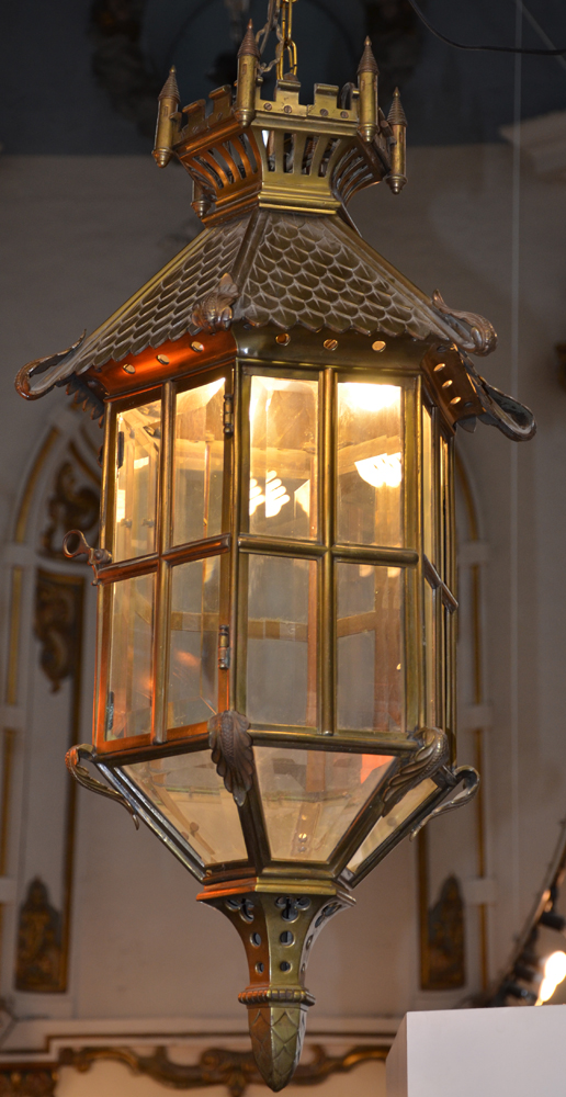 An impressive bronze hall lantern ca. 1920 — Grand lanterne de hall en bronze patiné, de style ecclectique