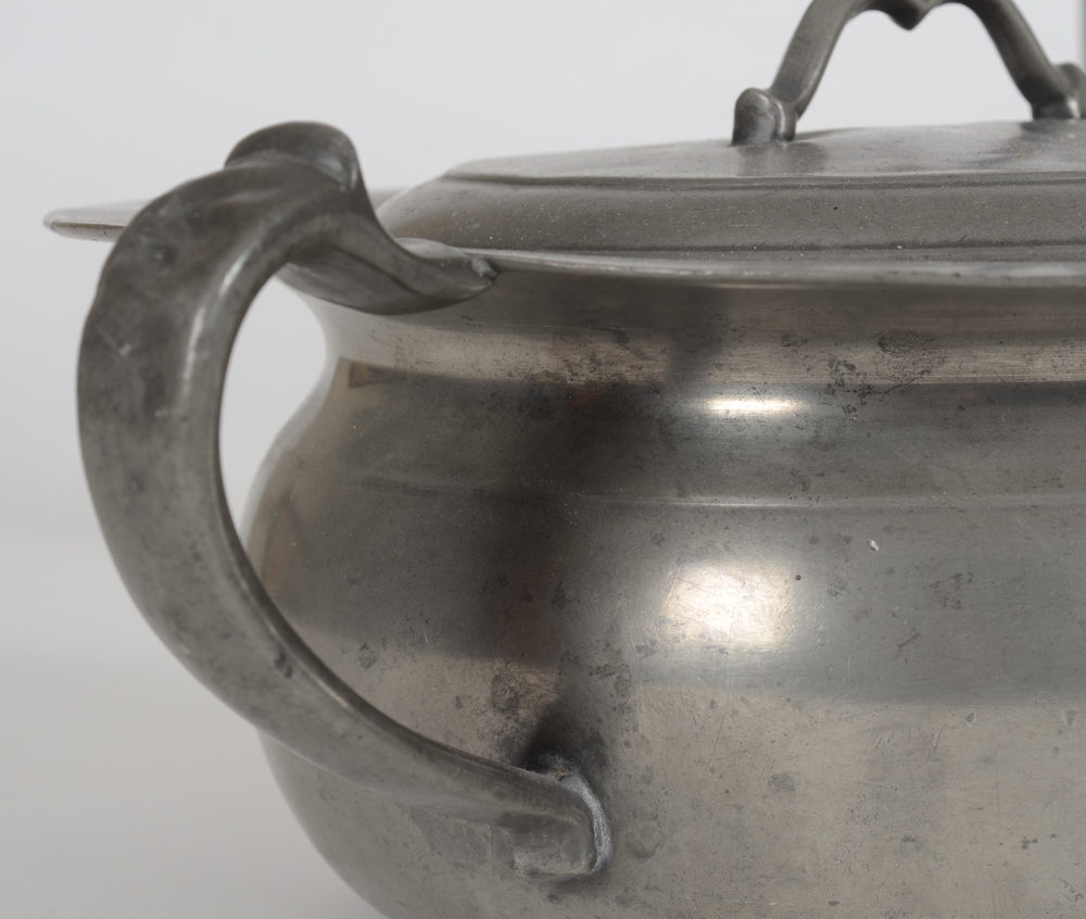 Jan Huising (Groningen), a functioning pewter chamber pot with lid , 19th century — Detail of the dented handle