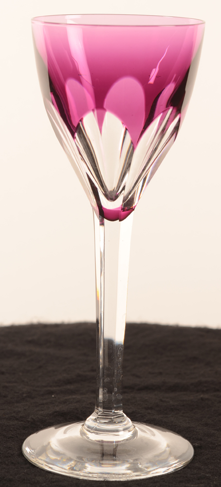 Val Saint-Lambert Gevaert pink wine glass, high stem — <p>Roemer en cristal transparent et fuchsia 19 cm</p>
