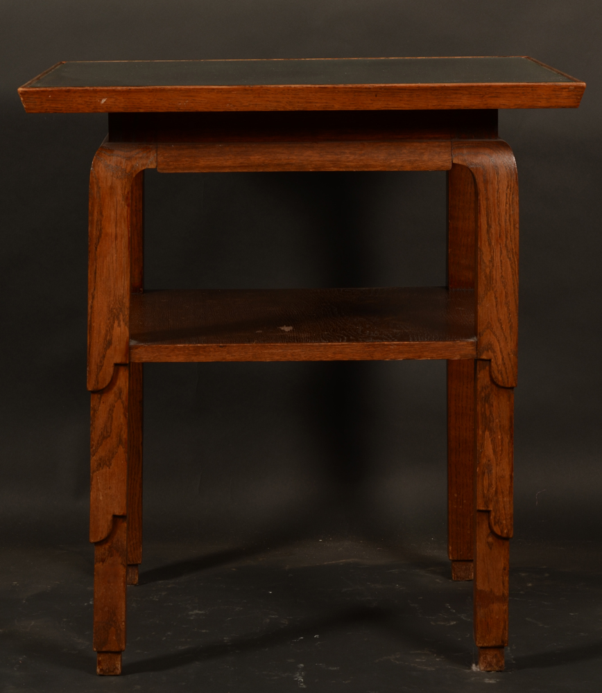 Charles van Beerleire — Table de salon, en chêne, dans le style typique de Van Beerleire, daté 1929