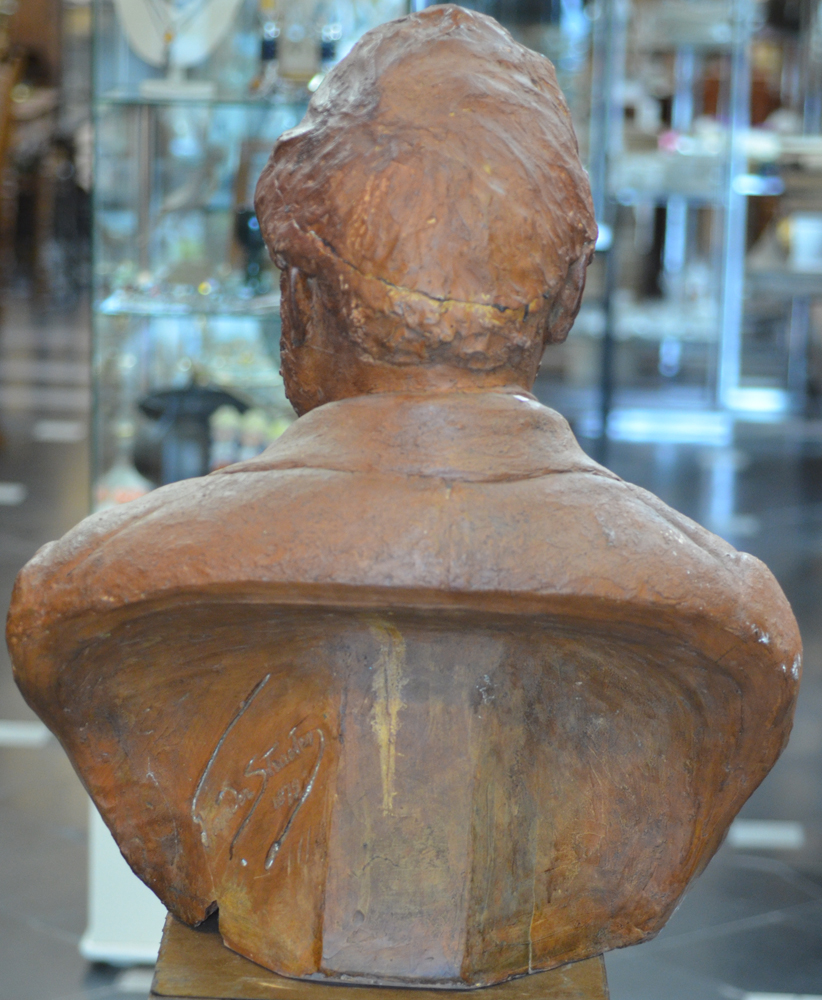 Georges Van der Straeten — Back of the sculpture