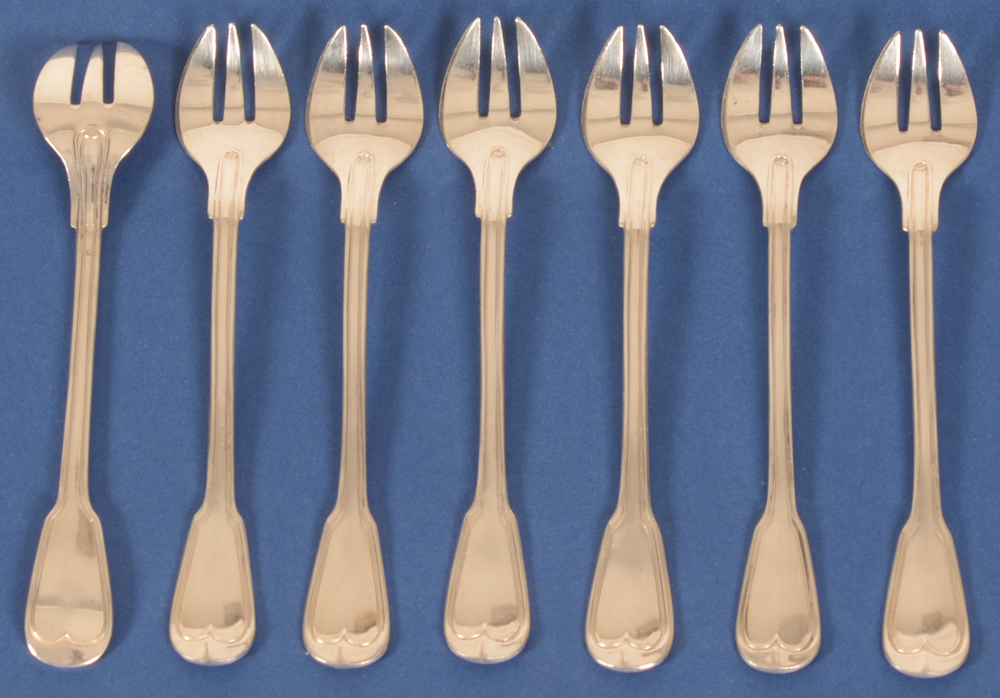 Van Hooff — Un set de six fourchettes à huitre en argent massif, modèle Filet
