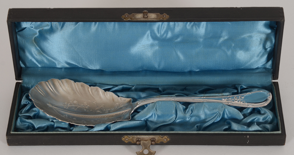 A Koch and Bergfeld silver serving spoon in a purpose made shrine, ca. 1900 — Cuillère à servir en argent&nbsp; massif (800/1000)&nbsp;