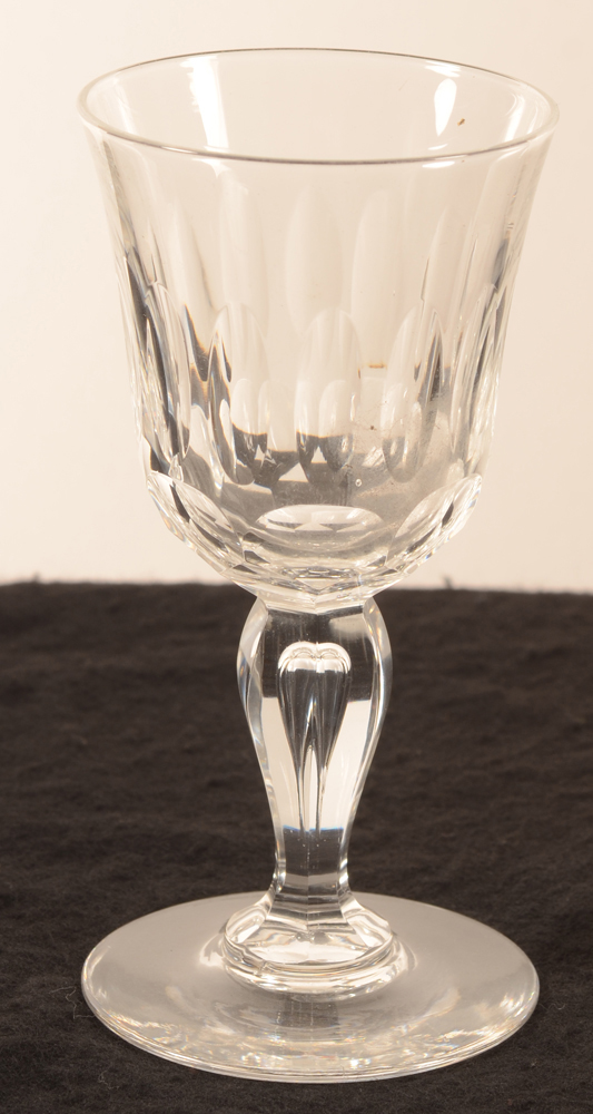 Cut Crystal wine glass with air bubbled baluster stem — verre en cristal taillé sur pied balustre avec inclusion d'une bulle d'air