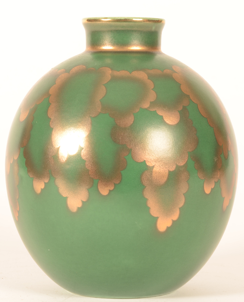 Villeroy & Boch — Beau vase art deco, avec un décor 'argent' sur fond vert, marqué et bonne condition