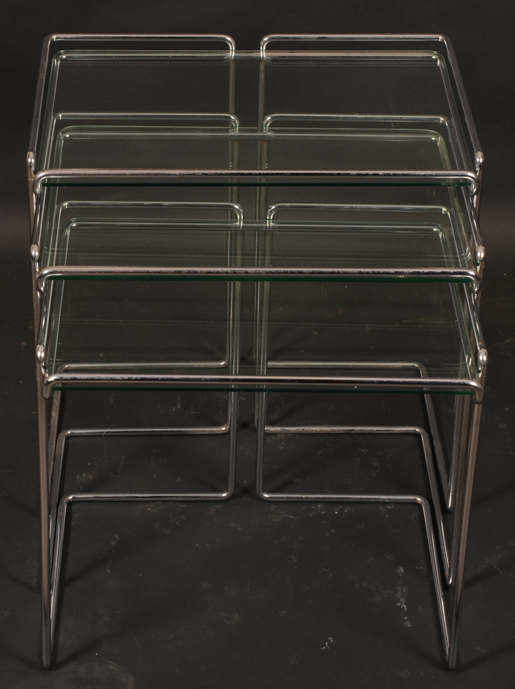 Vintage design side tables — Un set de trois tables gigognes en chromé et verre, années 70