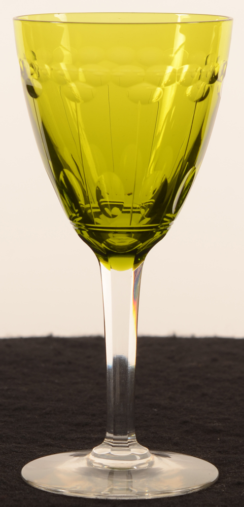 Val Saint-Lambert Nestor taille ecaille et olive green 150 — Val St-Lambert, modele Nestor taille ecaille et olive, verre en cristal vert et blanc, hauteur 150 mm