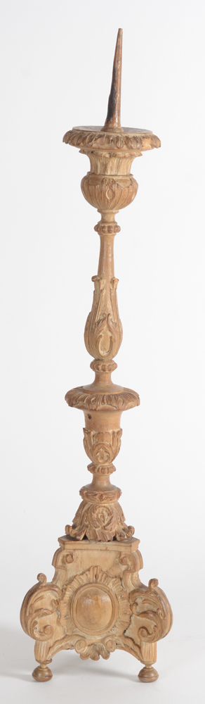 A carved decorative wooden pricket candlestick 18th century — Candélabre en bois sculpté d'époque transition, 18me siècle, Flandres