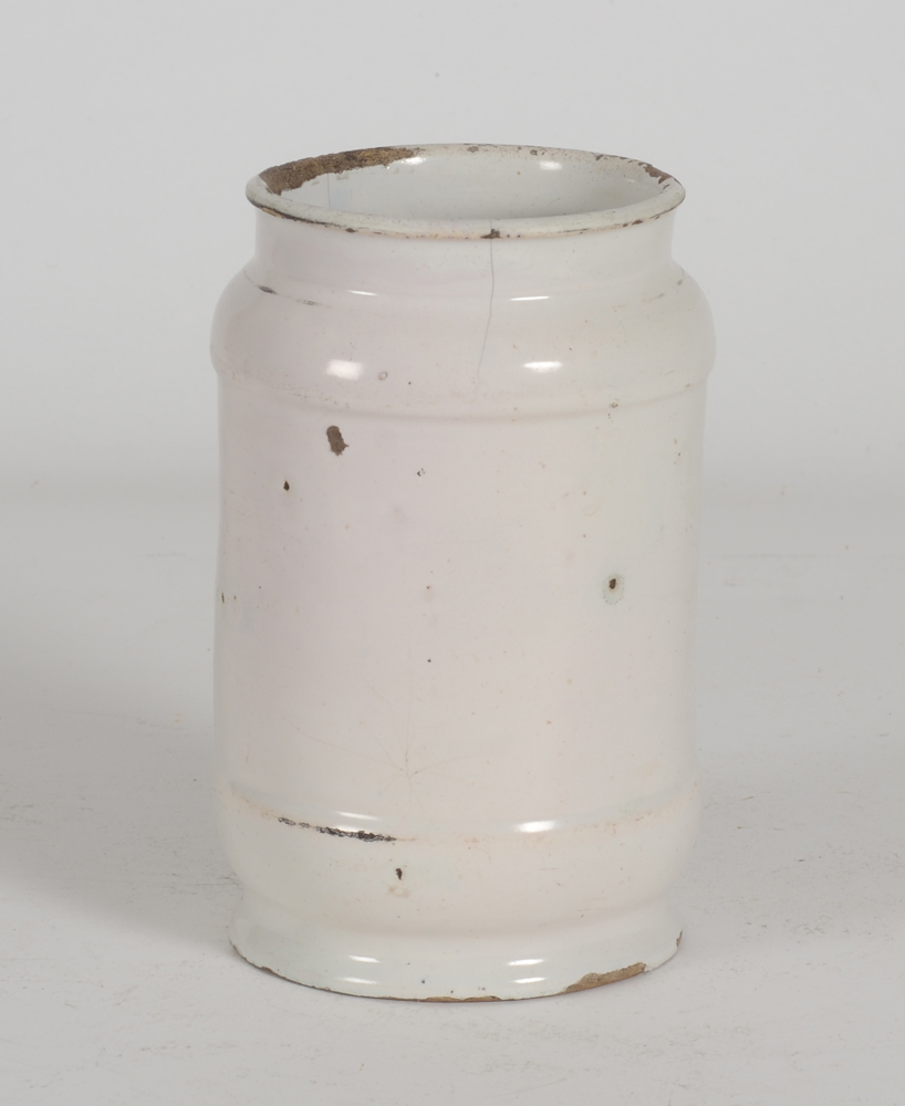Delft apothecary jar 'Flor. Ros. Pa.' — Apothecary jar for dried rose leaves inpainted at the back