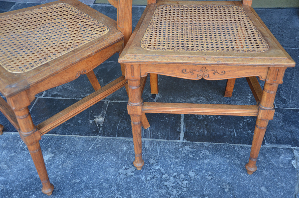 a pair of handmade art nouveau chairs in oak, Belgium, ca. 1900 — Detail of the legs and seat