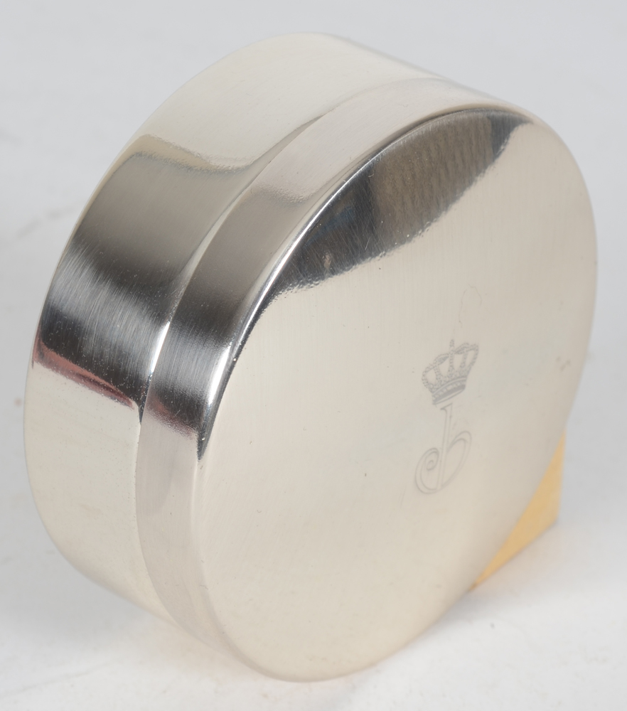 Prins Bernhard van Lippe-Biesterfeld, a silver presentation box with monogram — Side view of the box with royal monogram