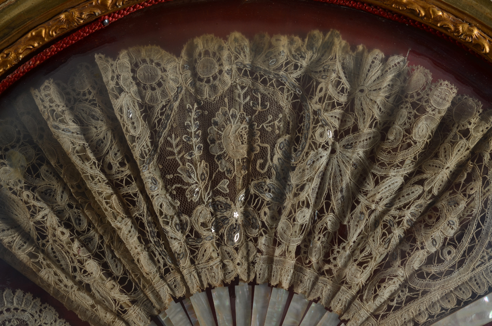 A Victorian lace and mother-of-pearl fan — Detail of the fan