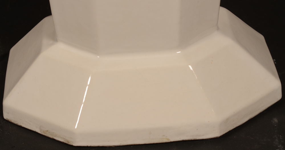 white ceramic art deco table — Detail of the base