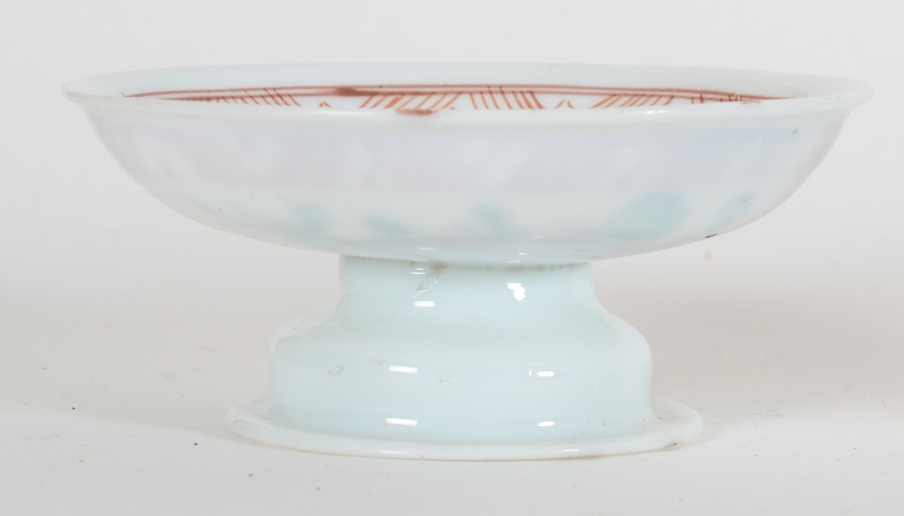 A probably 18th Century white glass (opaline) tazza, painted with flowers — <p>Side view</p>