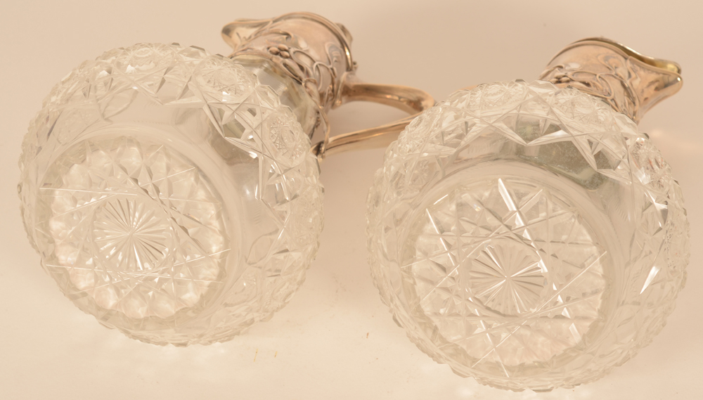 Wilkens a pair of art nouveau silver and cut crystal carafes — Detail of the bases