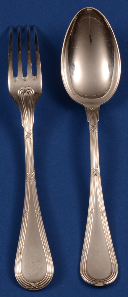 Wolfers L XVI Laurier fork 176 and spoon — Couvert a entremets en argent de Wolfers, modele 219 L XVI Laurier, fourchette vu de dos.