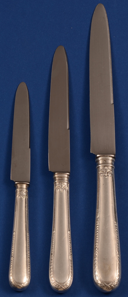 Wolfers 219 L XVI Laurier Knives — Drie maten van zilveren messen, model 219 L XVI Laurier van Wolfers, met origineel lemet.