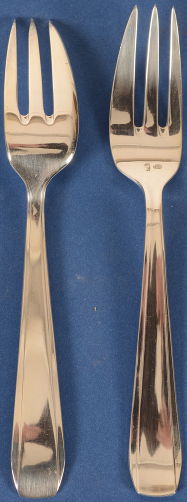 Wolfers Frères S.A. — 12 fourchettes à gateau en argent massif, modèle Chambord, dans un écrin d'origine