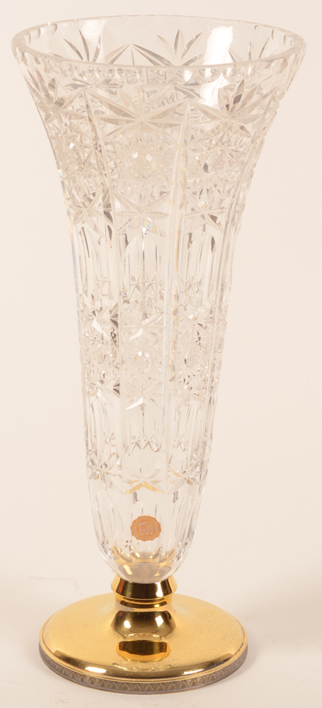 Wolfers Freres S.A. — Grand vase&nbsp; a fleurs en crystal taille avec pied en vermeil de Wolfers