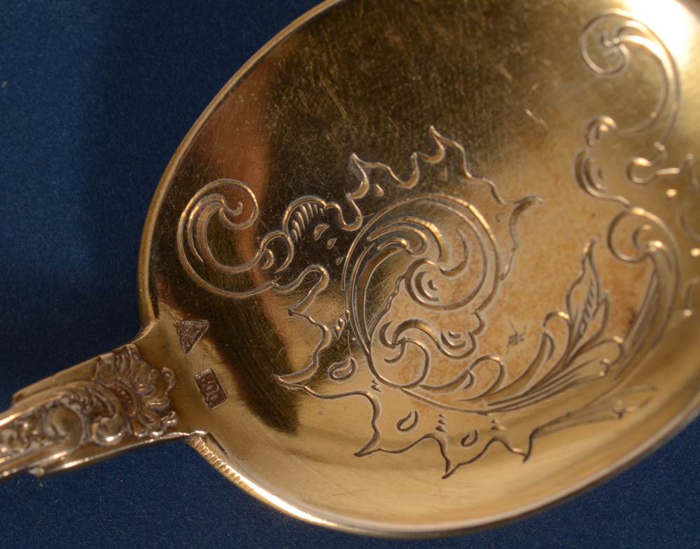 Wolfers Frères 110 L XV — Detail of the makers mark and alloy mark and of the engraving on the bowl