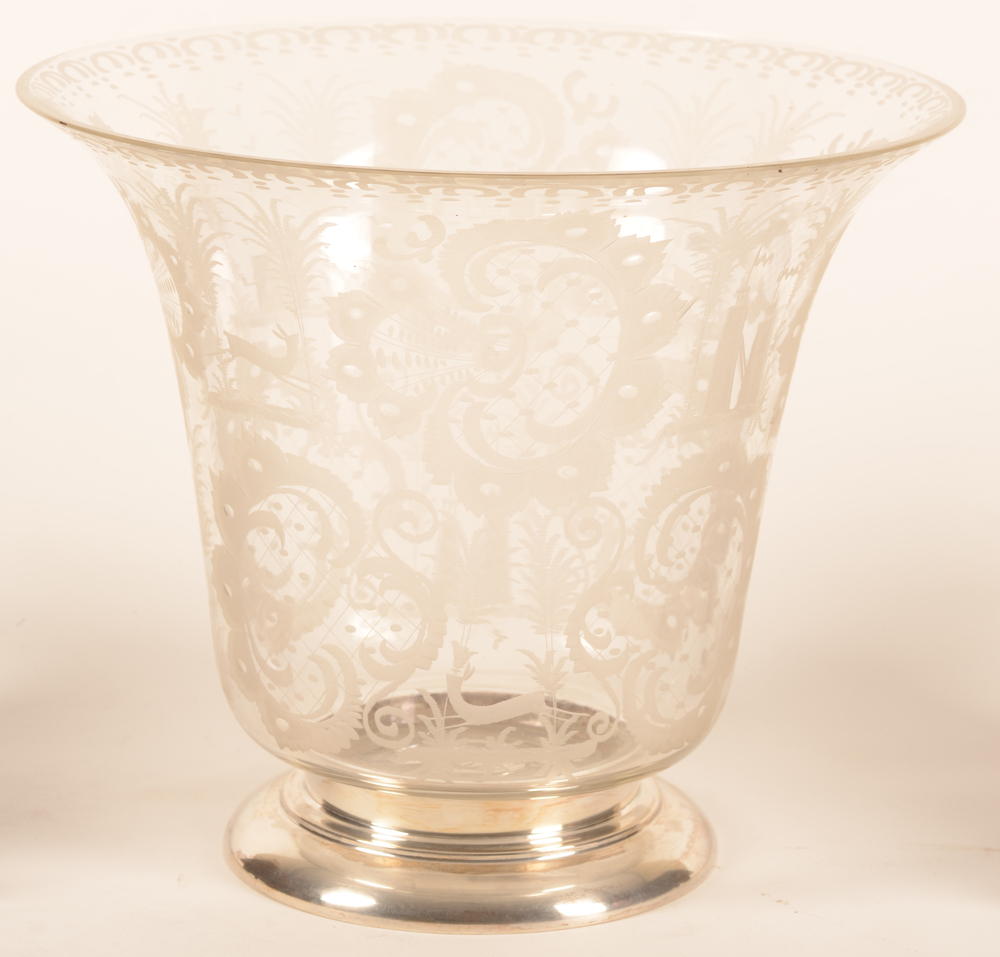 Wolfers Freres — Grand vase en verre grave et monture d'argent de Wolfers, annees trente.