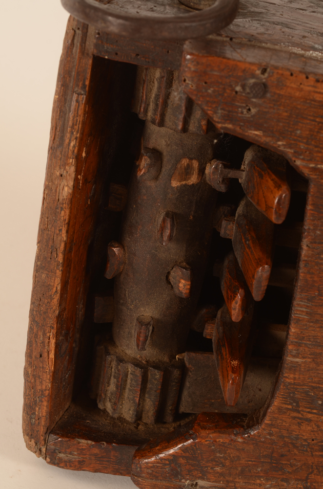 Wooden rattle — Detail of the turning mechanism