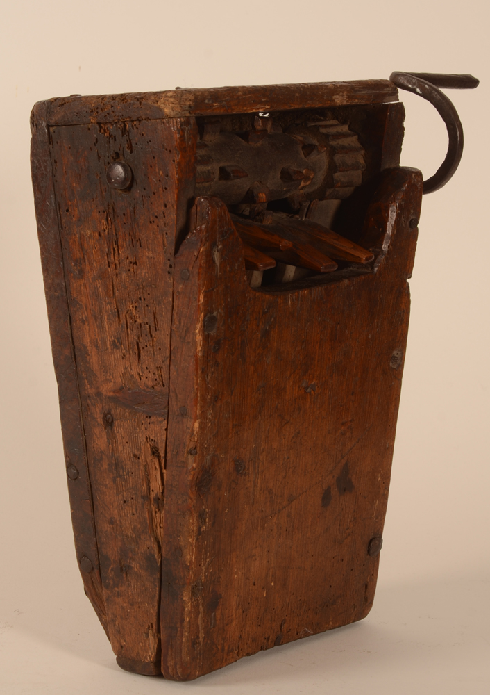 Wooden rattle — Un grand cliquet en bois, peut-être de procession