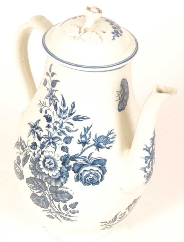 Worcester 18th century porcelain coffee pot — Cafetiere en porcelaine de Worcester, 18ieme, decor 'les trois fleurs' en bleu sous couverte