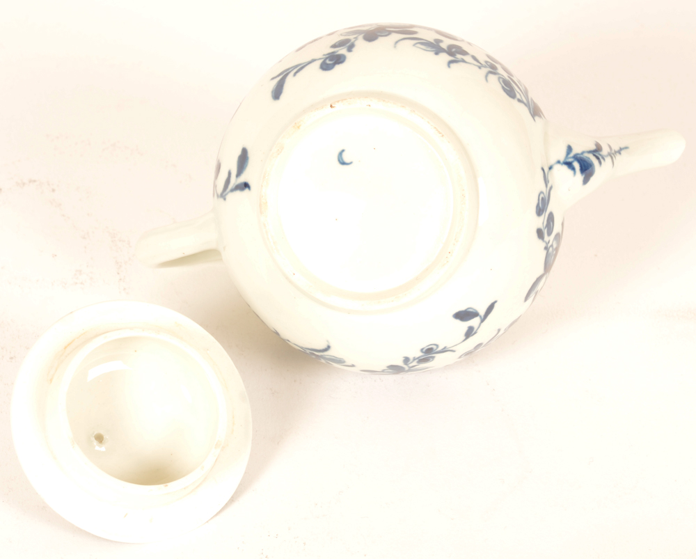 18th Century Worcester porcelain teapot — Blue crescent Dr. Wall period mark on the bottom&nbsp;