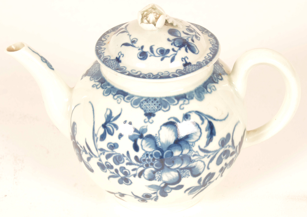 18th century Worcester porcelain tea pot — Theiere en porcelaine de Worcester du 18ieme siecle