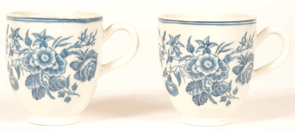2 18th Century Worcester porcelain cups — 2 tasses en porcelaine de Worcester du 18ieme siecle