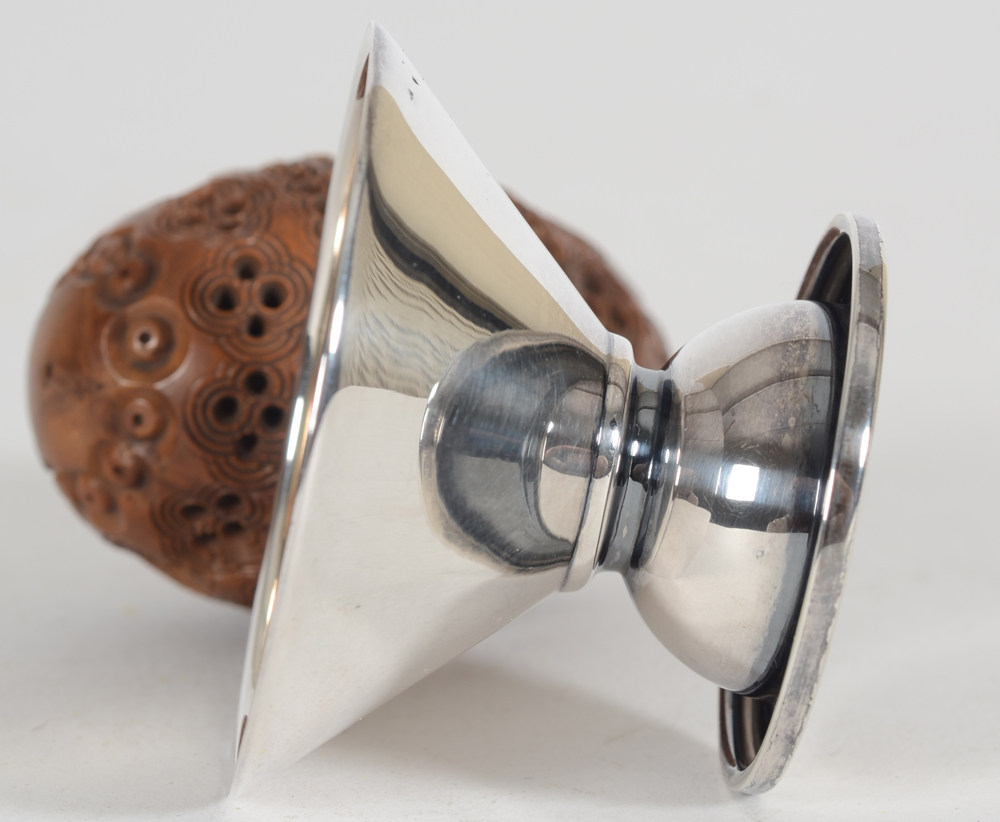 Wolfers Frères a 1930's silver modernist egg cup — Side view