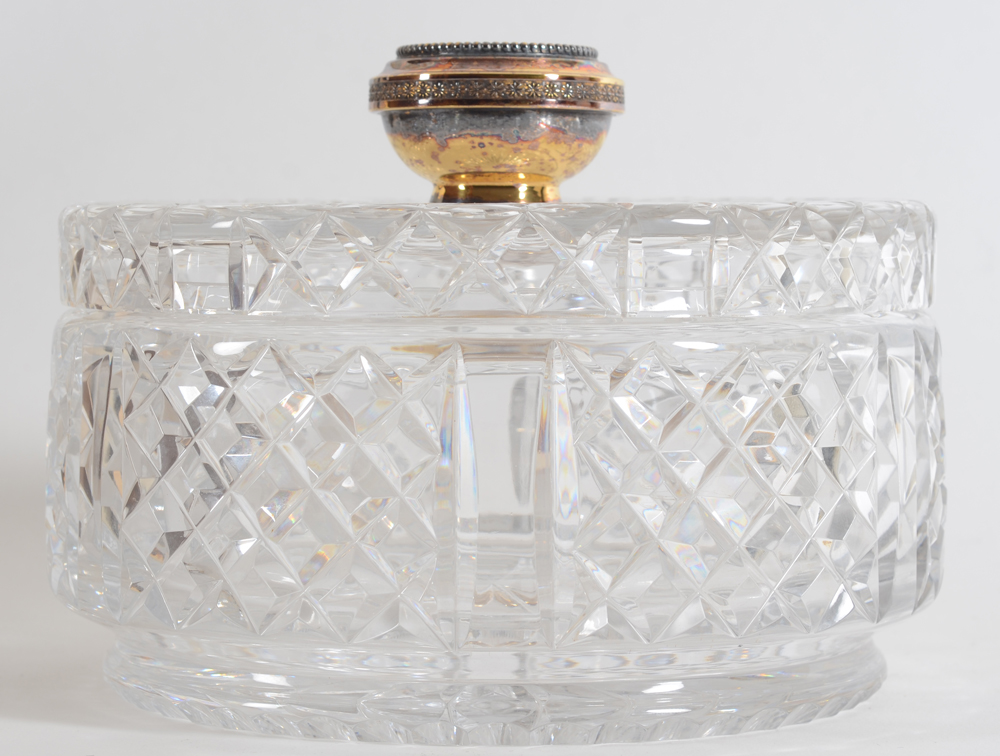 Wolfers Frères SA, a large sterling gilt and cut crystal circular biscuit jar, 1960's — Bonbonnière en cristal taillé et bouton en vermeil, années 60